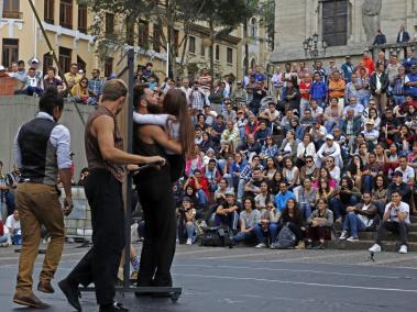 La compañía francesa Los Transformadores presentó en la Plaza de Bolívar su obra Acústicos, una apuesta de sátira social musicalizada con instrumentos de percusión.