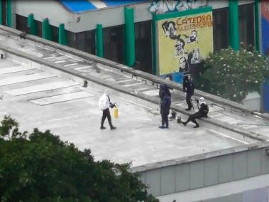 Videos muestran a miembros de AK Alkombate en la terraza de la Pedagógica, entrenando a jóvenes en el uso de 'papas bomba'.