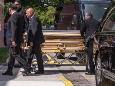 El ataúd con el cuerpo del cantante José José es ingresado este domingo al Miami Dade Auditorium, donde se le rindió un  homenaje.