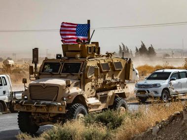 Tanque estadounidense durante una demostración de los kurdos contra las amenazas de Turquía en una base destinada para la coalición internacional apoyada por Estados Unidos.