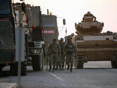 Soldados turcos con tanques durante la operación militar turca en las áreas de influencia kurdas en Siria. 9 de octubre de 2019.