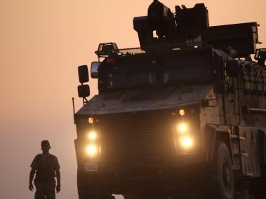 Soldados turcos con tanques de guerra durante operación militar llevada a cabo en áreas de influencia kurda en el norte de Siria.