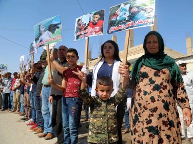 En Ras Al-ein, ciudad en el noreste de Siria, muchos kurdos salieron a protestar contra la ofensiva de Turquía.