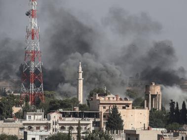 Foto tomada desde territorio turco; al otro lado, en suelo sirio, humo asciende desde los objetivos a los que Turquía bombardeó.