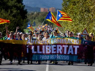 En el 2017 alrededor del 43% de la población catalana votó en un referendo independentista en el que cerca del 90% de los sufragantes le dijeron "sí" a la separación de España. A pesar de que el referendo fue declarado ilegal posteriormente, muchos catalanes aún comparten sentimientos independentistas que desembocaron en fuertes protestas en los último días que exigen la liberación de líderes del proces*****