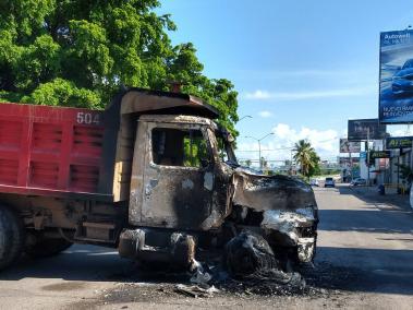Un vehículo de carga calcinado se observó este viernes tras los enfrentamientos del jueves de las fuerzas federales con grupos armados, en la ciudad de Culiacán, en el estado de Sinaloa (México).