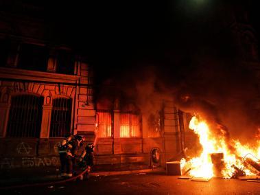 Decenas de manifestantes incendiaron la noche del sábado 
el edificio de El Mercurio del puerto de Valparaíso, el diario en circulación más antiguo de Chile.