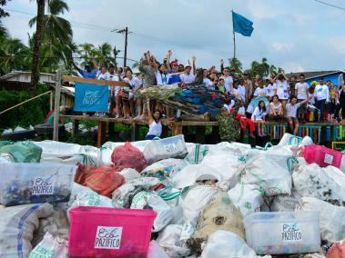 Ecopazifico es un emprendimiento social que promueve en el pacífico colombiano (Juanchaco, Labrilleros y la Barra)  programas de educación ambiental y limpiezas de playas.