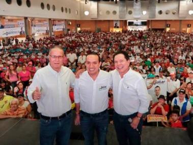 Los candidatos Mauricio Aguilar (centro) y Fredy Anaya (derecha) esperan entre hoy y mañana la decisión del CNE frente a sus campañas.