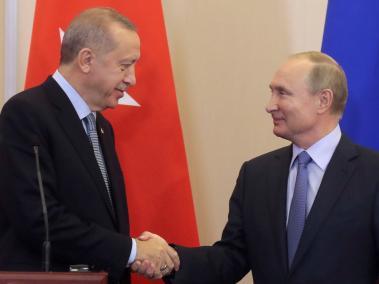 Recep Tayyip Erdogan (i.) presidente de Turquía y Vladimir Putin, presidente de Rusia, en una cumbre en Sochi (Rusia).