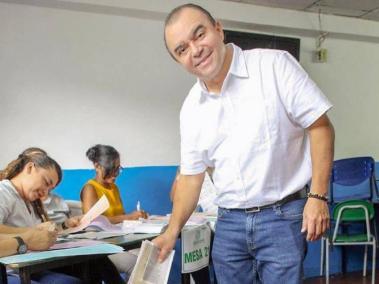 "Hoy lograremos la transformación y el mejor futuro con el que merecemos vivir", anunció en su cuenta de Twitter el candidato William García Tirado después de depositar su voto.