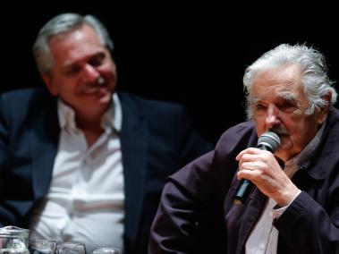 El expresidente uruguayo José Mujica (d.) acompañado del presidente electo de Argentina, Alberto Fernández, habla durante una conferencia sobre el papel de la política en América Latina, en la Universidad Nacional de Tres de Febrero, en Caseros (Argentina).