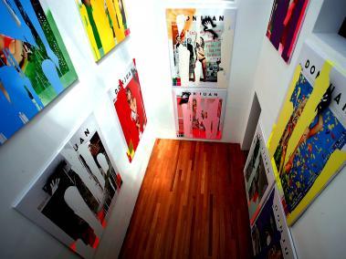 Las coloridas carátulas de la revista se toman las paredes de la galería capitalina Nueveochenta.