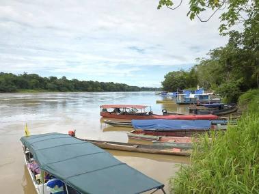 El río Guaviare es utilizado para el transporte y la pesca en Barrancominas.