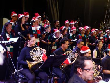 68 músicos de la Orquesta Filarmónica de Medellín se fusionan con un coro de excombatientes y víctimas del conflicto.