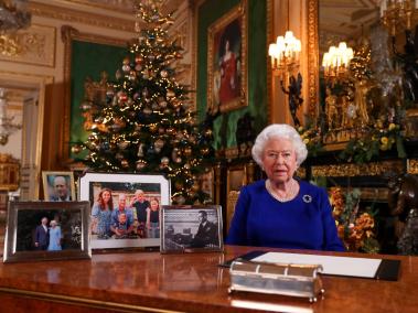 La reina Isabel en su mensaje de Navidad. Medios destacaron que sobre la mesa no hay fotos de Harry, Megan y su bebé.