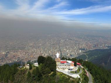 En el 2017, el Departamento Nacional de Planeación estimó que 5.000 muertes prematuras fueron atribuibles a la contaminación del aire en Bogotá y Medellín.