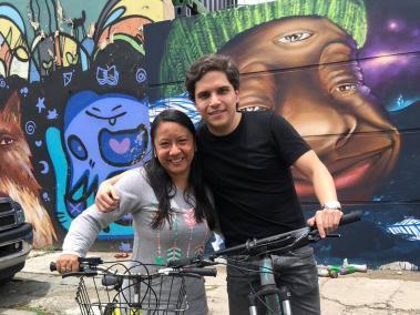 Pablo Nieto junto a una de las beneficiarias del programa ‘Mamá sobre ruedas, recicla por ellas’, una de sus primeras campañas en Bogotá.