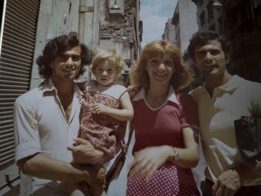 Álvaro (derecha), junto a Rosa Dalia. Ambos fueron desaparecidos. Rafael Herrera (izquierda), hermano de Álvaro, carga a Gabriela. Foto de enero de 1977.