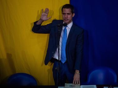 El presidente de la Asamblea Nacional, Juan Guaidó es juramentado en una sesión del Parlamento realizada en la sede del periódico 'El Nacional', en Caracas (Venezuela).