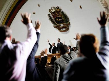En medio de una agitada sesión, Juan Guaidó se juramenta como presidente de la Asamblea Nacional.