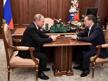 El presidente ruso Vladimir Putin (izq.) escuchó al primer ministro ruso Dmitry Medvedev (der.) durante su reunión en Moscú. El primer ministro ruso, Dmitry Medvedev, anunció la dimisión del Gobierno ruso.
