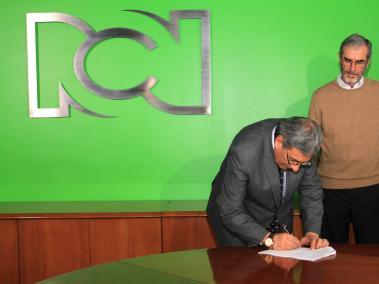 En las instalaciones del canal RCN se firmó el convenio con Fedeciclismo para las transmisiones de las carreras ciclísticas.