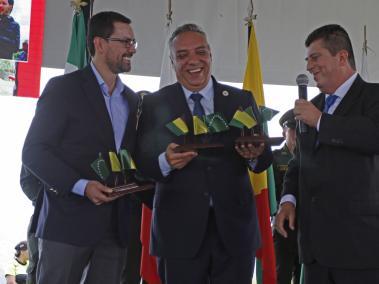 Luis Carlos Vélez, gobernador de Caldas; Roberto Jairo Jaramillo, gobernador del Quindío, y Víctor Manuel Tamayo, gobernador de Risaralda.