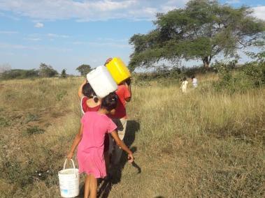 En Salaminita, por no tener acceso al agua potable, sus moradores que son en su mayoría personas de la tercera edad se ven obligados a buscarla a más de 1 kilómetro de distancia.
