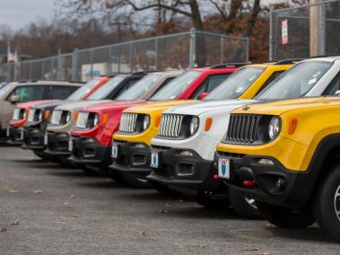 Vista de vehículos Jeep en un concesionario de Lowell, Massachusetts.
