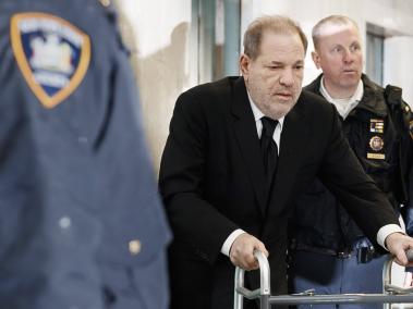 El productor Harvey Weinstein llegó a la sala de audiencias en Nueva York con un andador por una cirugía reciente.