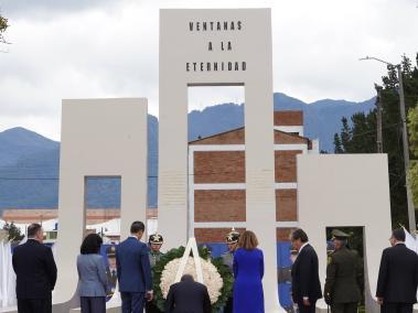 Monumento en honor a los cadetes fallecidos tras el atentado de la Escuela de Cadetes General Santander