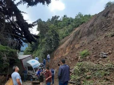 Con dificultades amaneció este jueves el tráfico vehicular en la vía que une a los municipios de Cajamarca (Tolima) y Calarcá (Quindío) luego del deslizamiento de tierra ocurrido en cercanías del alto de la Linea.