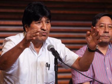 El expresidente de Bolivia Evo Morales y el candidato presidencial por el Movimiento al Socialismo (MAS), Luis Arce.