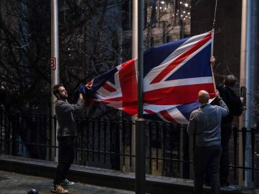 Miembros del Parlamento Europeo retiran la bandera británica de la sede de Bruselas, horas antes de que el 'brexit' sea oficial'.