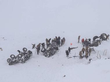 Miembros del servicio de emergencia cavan en la nieve alrededor de al menos tres vehículos volcados, cerca de la ciudad de Bahcesehir, en el este de Turquía.
