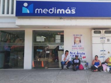 Familia se encadenó a sede de Medimás en Cúcuta