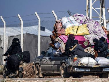 Cientos de miles de ciudadanos sirios han huido de sus hogares por las operaciones del régimen y de Rusia en la frontera con Turquía.