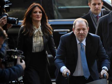 Harvey Weinstein arriba al juzgado en Manhattan junto con la jefe de abogados que lo defendió.