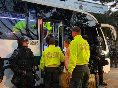 Policía trastea a personas detenidas en estaciones en Cali