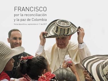 La carátula del libro registra uno de los muchos momentos en los que se ve la cercanía del Papa con la gente.
