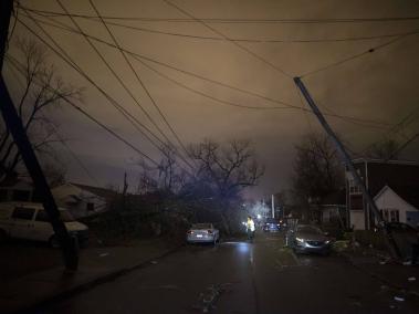 El balance de víctimas y daños provocados por los 
tornados podría aumentar durante el día.