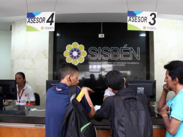 Usuarios de sistema de salud subsidiada esperan ser atendidos en las oficinas principales del Sisben.