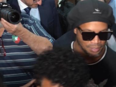 El exfutbolista brasileño Ronaldinho y su hermano Roberto "fueron engañados" y quedarán libres del proceso por la posesión de documentos falsos de identidad que se les siguió en la capital paraguaya el jueves, informaron fuentes judiciales.