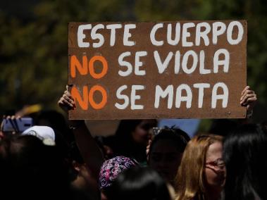 En la manifestación, las mujeres en Chila exigieron el fin de la violencia machista y lanzaron consignas en contra del gobierno de Sebastián Piñera, a cuatro meses del estallido social.