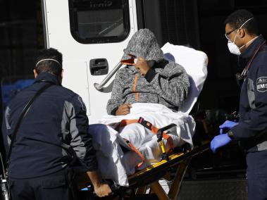 Un paciente arriba a un hospital en Nueva York, que se ha convertido en el epicentro del virus en Estados Unidos.