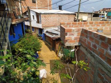 La comunidad de la parte alta de La Gabriela, en Bello, sufre por la escasez del agua y lo impotable de ella.