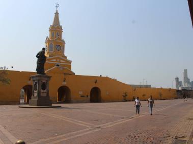Así luce la Plaza de los Coches, epicentro de una ciudad que respira turismo, y la escultura de Pedro de Heredia, visita obligada para el viajero.