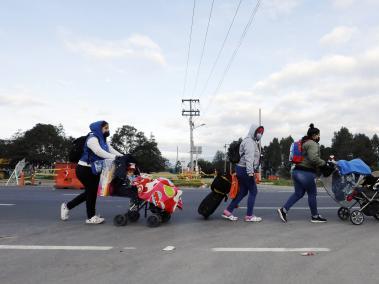 Migrantes venezolanos tratan de llegar desde Bogotá a Venezuela.