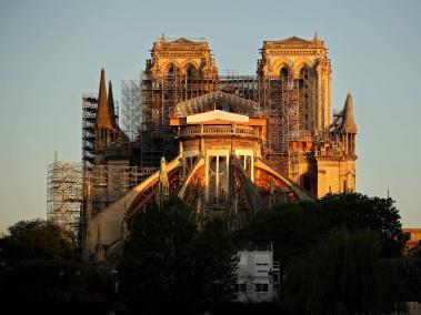 Este 15 de abril se cumple 1 año del incendio de Notre Dame, la cual está ubicada en París, la capital de Francia. Las autoridades francesas esperan reabrir al público la catedral en el 2024, pese a que las obras de restauración están frenadas por la pandemia del coronavirus.